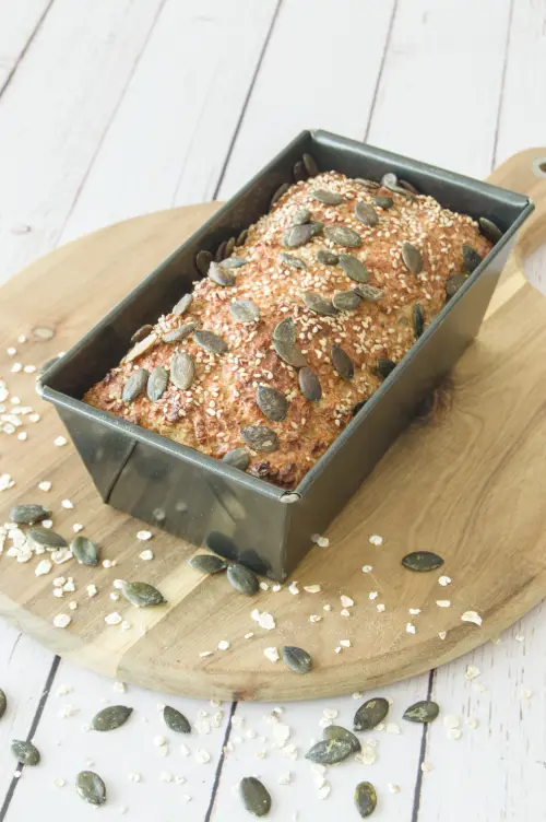 Pain protéiné aux flocons d’avoine IG bas Pain protéiné en cuisson dans moule avec graines de courge