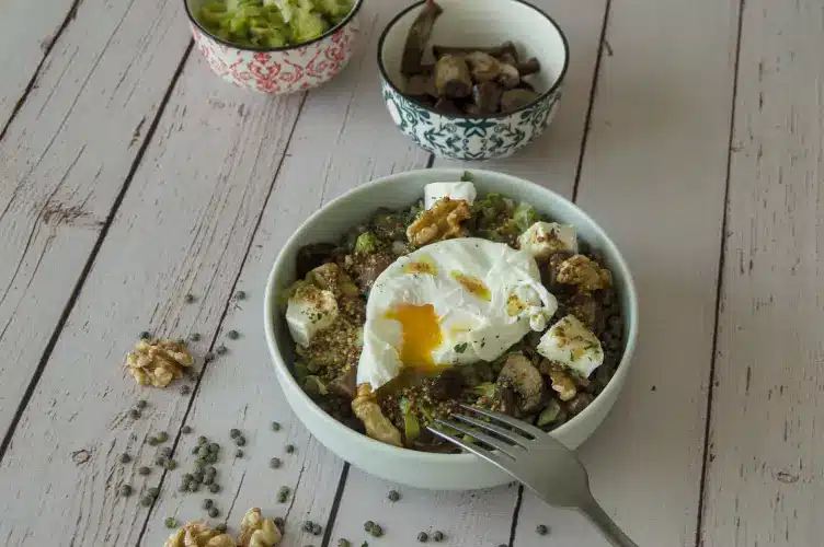 Salade tiède de lentilles vertes avec poireaux, champignons, fromage de chèvre et œuf coulant