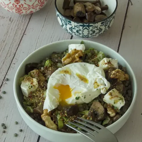 Salade tiède de lentilles avec œuf mollet coulant, fromage de chèvre et champignons