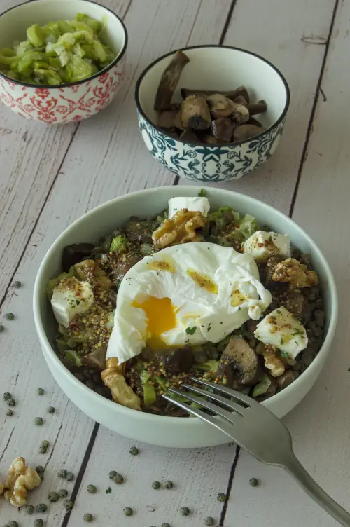 Salade tiède de lentilles avec œuf mollet coulant, fromage de chèvre et champignons