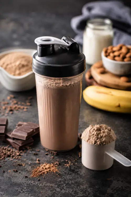 Shake protéiné au chocolat avec poudre de whey, banane et amandes dans une ambiance nutrition sportive, whey et diabète
