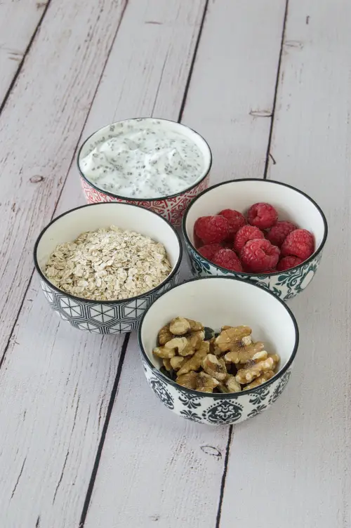 Petit-déjeuner au skyr, avoine et framboises IG bas Ingrédients du petit-déjeuner diabétique : skyr aux graines de chia, flocons d'avoine, framboises et noix.