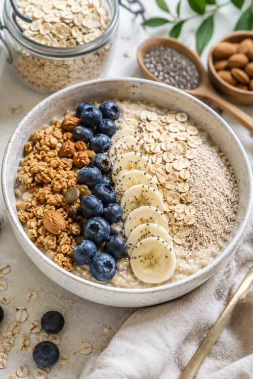 Céréales pour diabète type 2 : flocons d'avoine, son d'avoine, muesli ou granola ? Bol de petit-déjeuner équilibré avec flocons d'avoine, son d'avoine, fruits et graines adapté au diabète de type 2. Un petit-déjeuner avec des céréales pour diabète type 2.