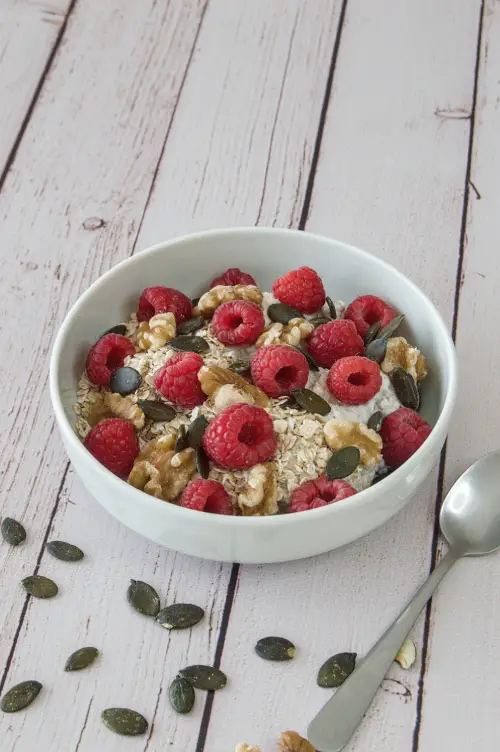Petit-déjeuner au skyr, avoine et framboises IG bas Petit-déjeuner équilibré au skyr avec avoine, framboises, noix et graines de courge.