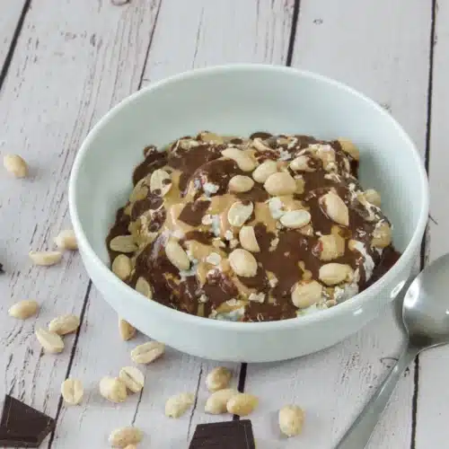 Petit-déjeuner au skyr, chocolat noir et cacahuète IG bas Petit-déjeuner au skyr, chocolat noir et cacahuète avec flocons d’avoine, graines de chia et beurre de cacahuète