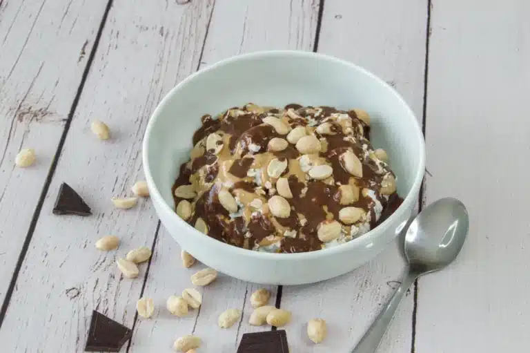 Petit-déjeuner au skyr, chocolat noir et cacahuète avec flocons d’avoine, graines de chia et beurre de cacahuète