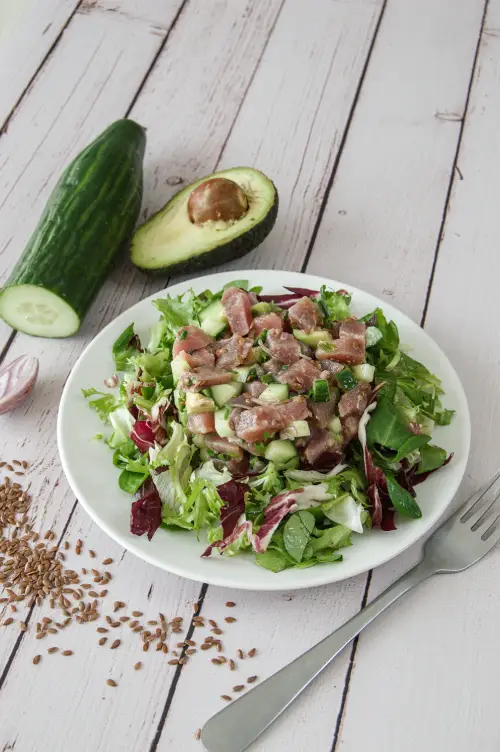 Tartare de thon avocat IG bas : une recette fraîche et rassasiante Tartare de thon frais avec avocat et concombre servi sur salade verte