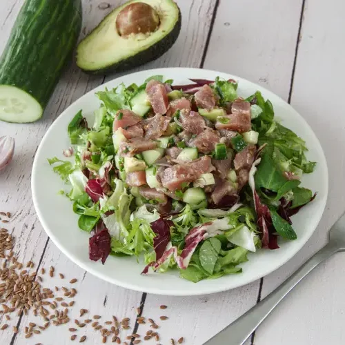 Tartare de thon avocat IG bas : une recette fraîche et rassasiante Tartare de thon avocat et concombre sur salade verte, recette IG bas adaptée aux diabétiques