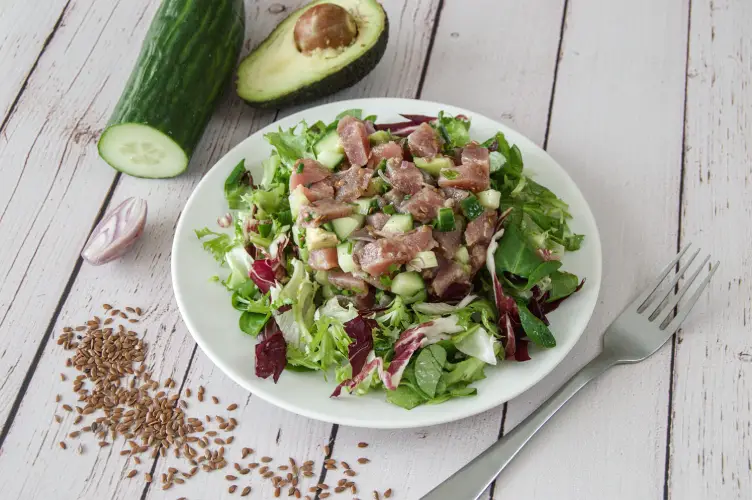 Tartare de thon avocat et concombre sur salade verte, recette IG bas adaptée aux diabétiques