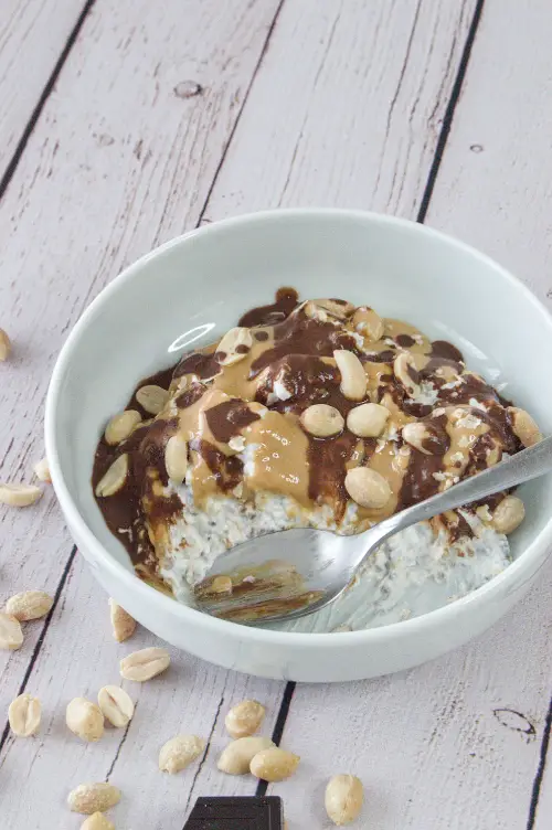 Petit-déjeuner au skyr, chocolat noir et cacahuète IG bas Texture crémeuse d’un petit-déjeuner au skyr avec chocolat noir, beurre de cacahuète et graines de chia