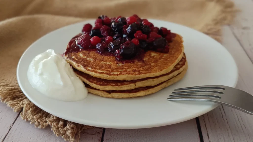 Pancakes protéinés IG bas : la recette au skyr Pancakes protéinés IG bas au skyr et à l'avoine, servis avec des fruits rouges et une cuillère de skyr