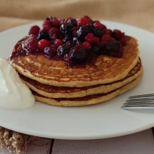 Pancakes protéinés IG bas : la recette au skyr Pancakes protéinés IG bas au skyr et à l'avoine, servis avec des fruits rouges et une cuillère de skyr